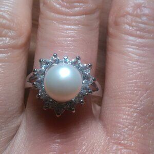 White Shell Pearl and White Austrian Crystal Heart Ring (Size 10)